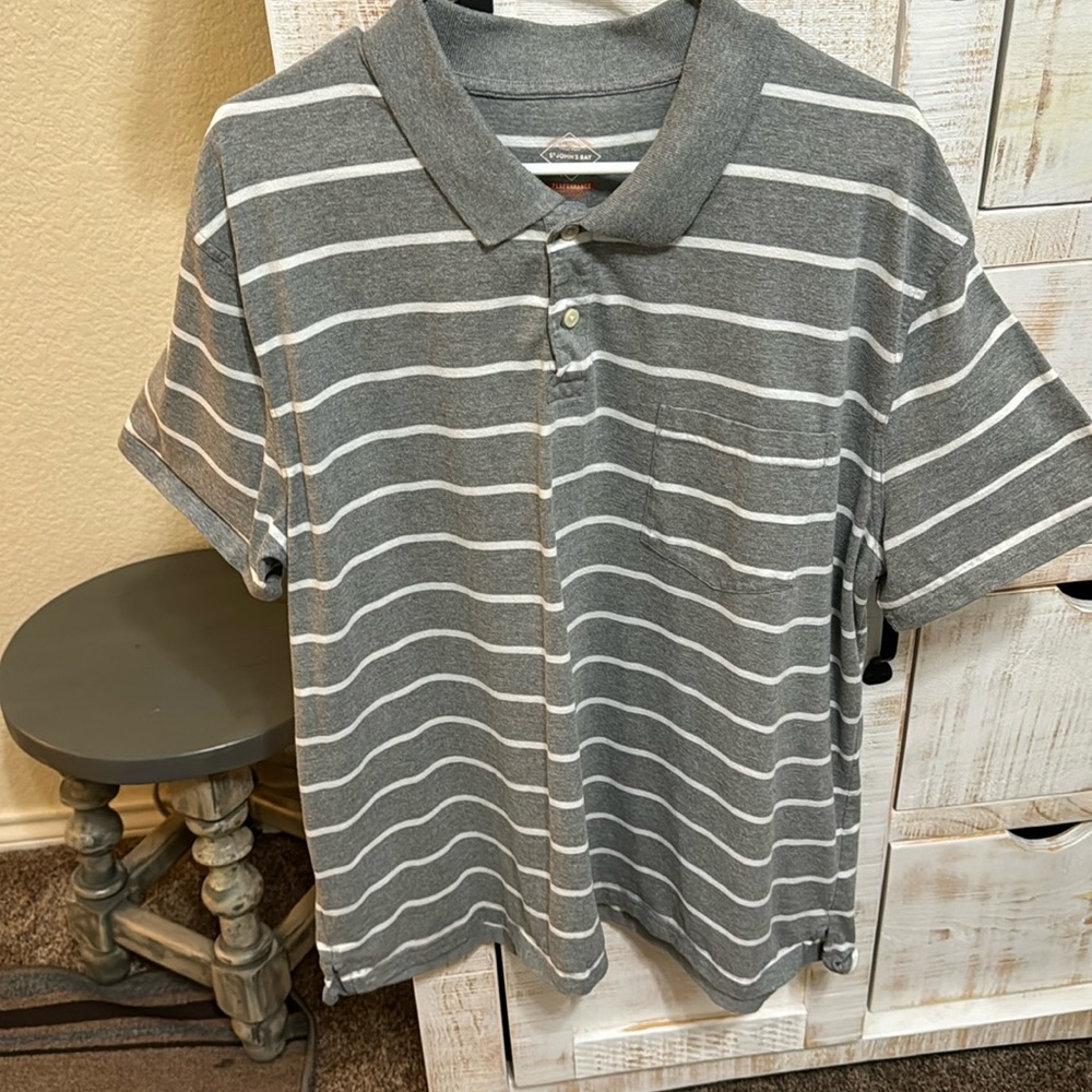 Men’s pullover button-down with pocket